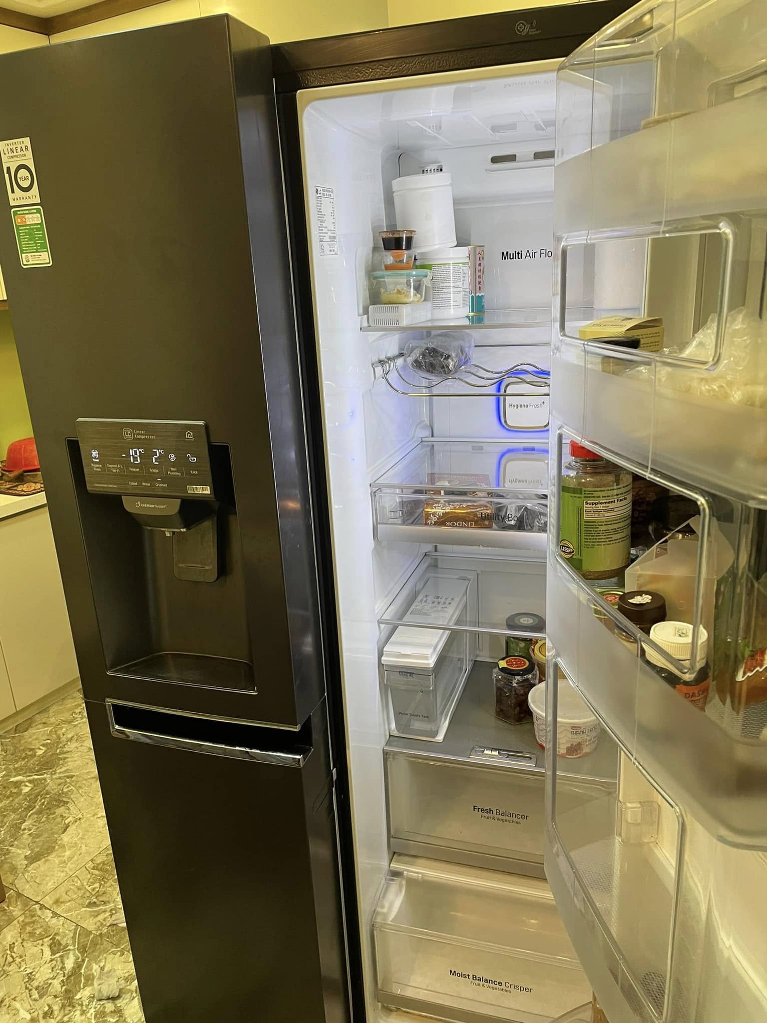Kỹ thuật viên sửa chữa lỗi không lấy đá ngoài tủ lạnh LG tại nhà khách hàng