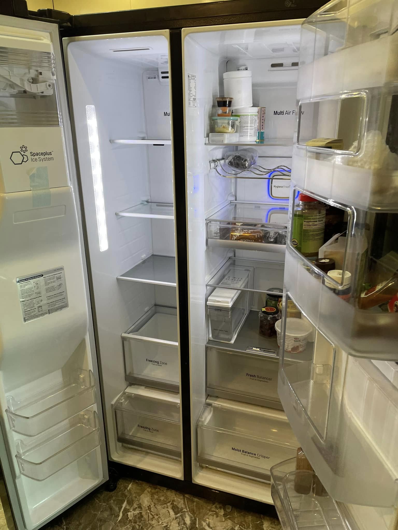 Kỹ thuật viên sửa chữa tủ lạnh LG không rơi đá tự động tại nhà khách hàng