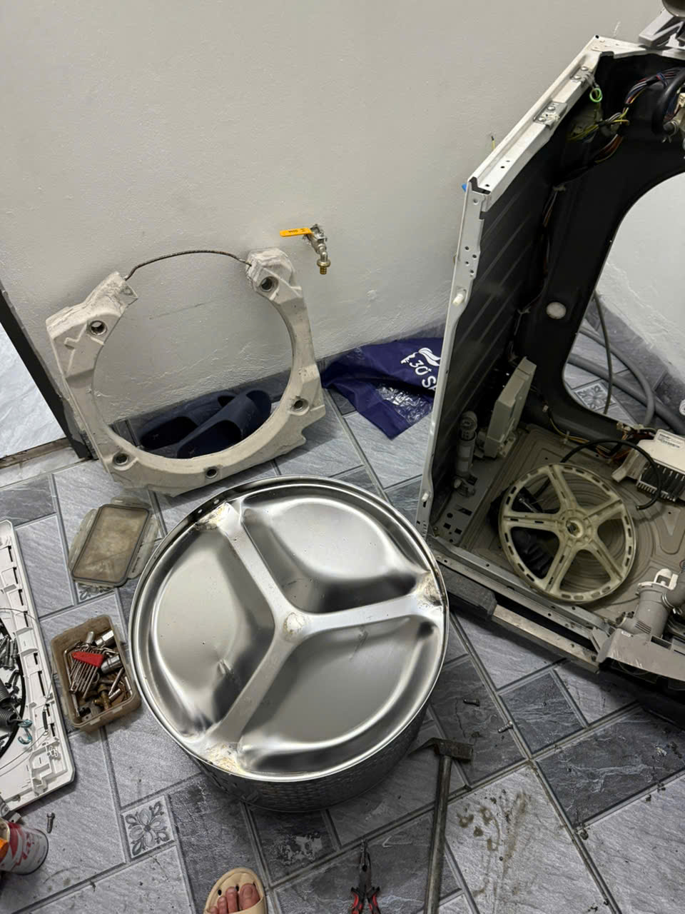 Máy giặt LG gẫy càng trục được kỹ thuật thay thế tại nhà khách hàng