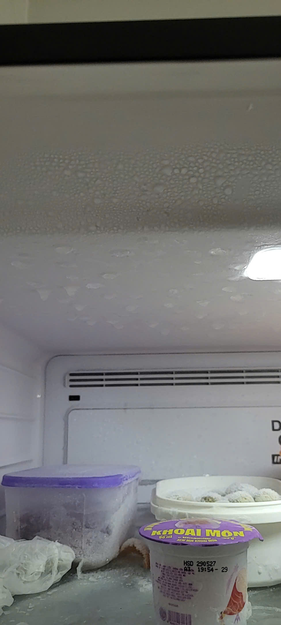 Tình trạng đọng nước cái dài khiến tủ lạnh LG dễ phát sinh các hư hỏng khác Tình trạng đọng nước cái dài khiến tủ lạnh LG dễ phát sinh các hư hỏng khác