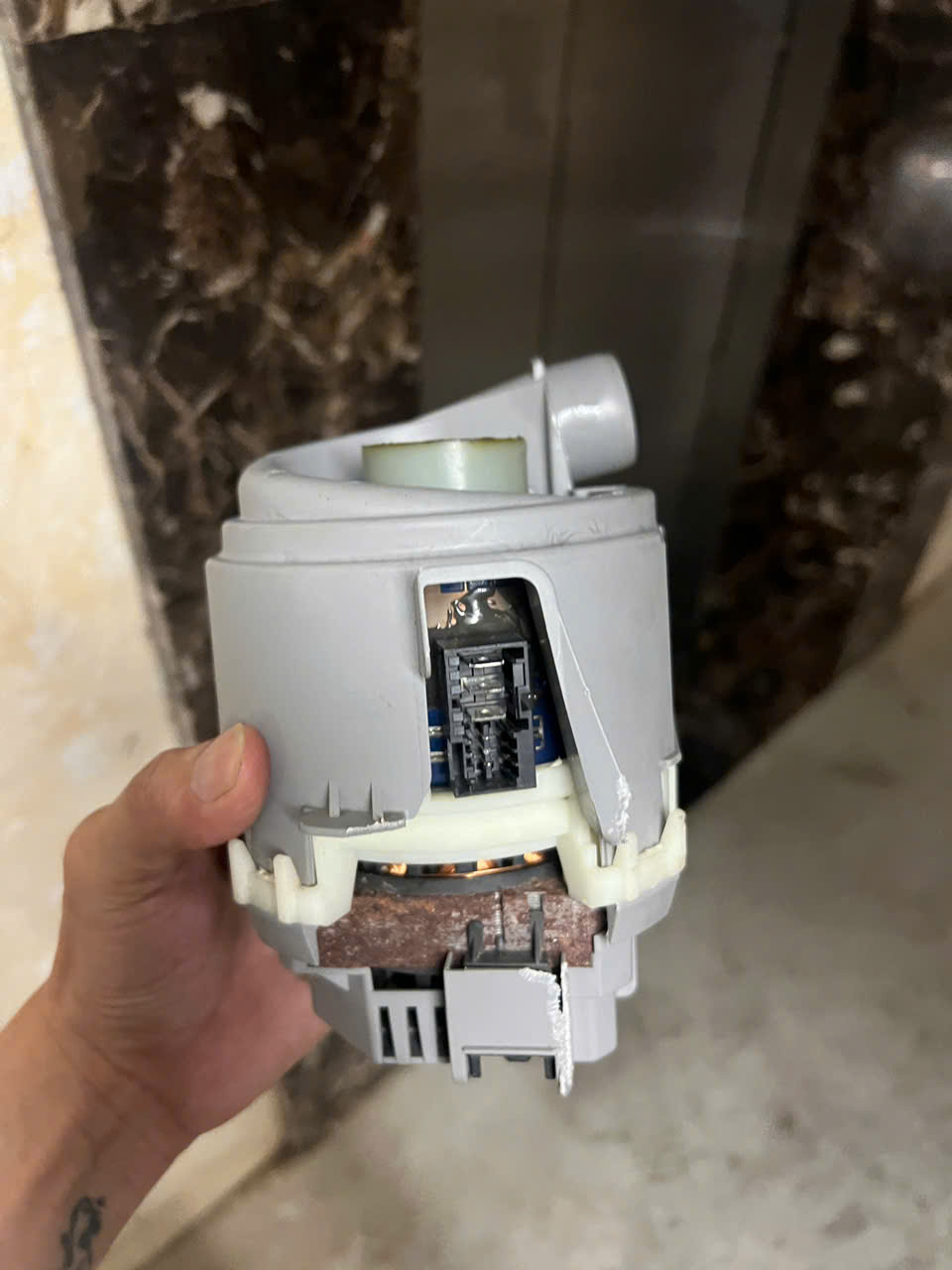 Bơm nhiệt máy rửa bát LG bị hư hỏng Bơm nhiệt máy rửa bát LG bị hư hỏng