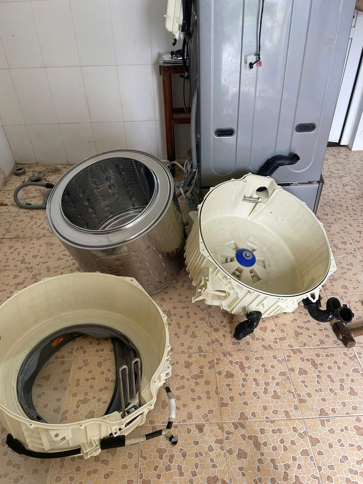 Kỹ thuật viên thay thế càng trục máy giặt LG tại nhà khách hàng Kỹ thuật viên thay thế càng trục máy giặt LG tại nhà khách hàng