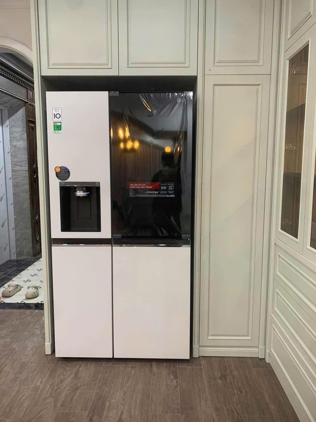Rút nguồn điện vệ sinh lau chùi sạch sẽ tủ lạnh và cắm lại